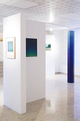 Au fond : œuvre de Dorian Cohen