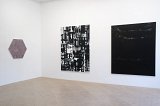 Vue de l'exposition Varia, Galerie Laurent Strouk, Paris, 2018 Avec, sur le mur de droite : If the function of Dada (2017) de Adam Pendleton et Sans titre (2017) de Gérald Petit