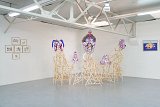 Vues de l'exposition L'Archipel du rêve, Lieu commun, Toulouse, 2015 Commissariat et production : Zébra 3 Crédits photographiques : tous droits réservés Proposition scénographique pour les masques des intronisations du Caylus Culture Club (socles en bois).