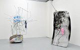  Sans titre (From Beyond), 2012 (à gauche) Métal, sac plastique, polystyrène, foulard, résine, pierres décoratives, bombe aérosol, béton, 250 x 200 x 150 cm Sans titre (From Beyond), 2012 (à droite) Mousse polyuréthane, métal, corde, tee-shirt, bombe aérosol, 220 x 120 x 70 cm
