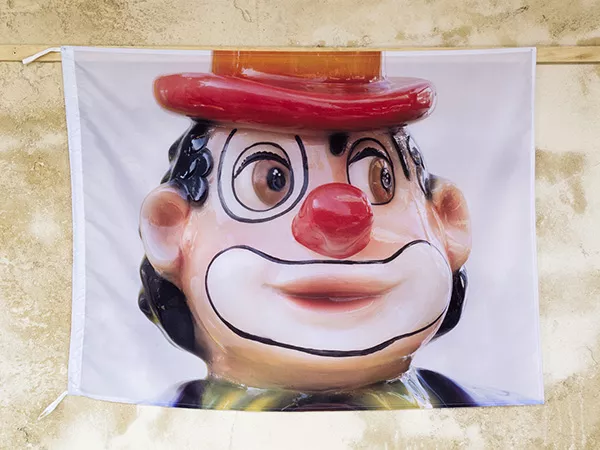 {Drapeaux (Clown, Bordeaux, 25 février 2011)}, 2013